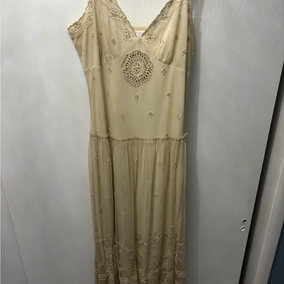 Newport News Cream Vintage-look Dress with Floral Embroidery - Picture 2 of 9
